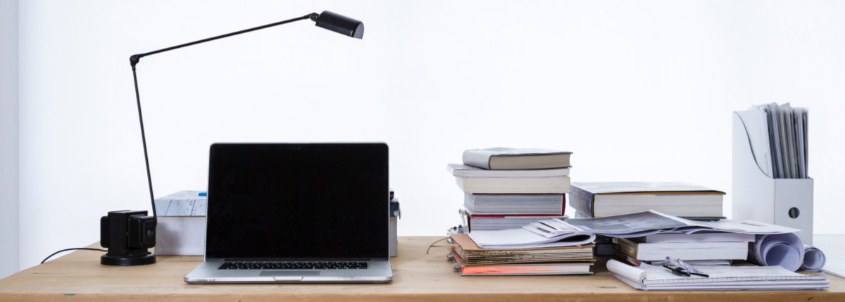 Schreibtisch mit Laptop, Lampe und Utensilien für ein Online-Training