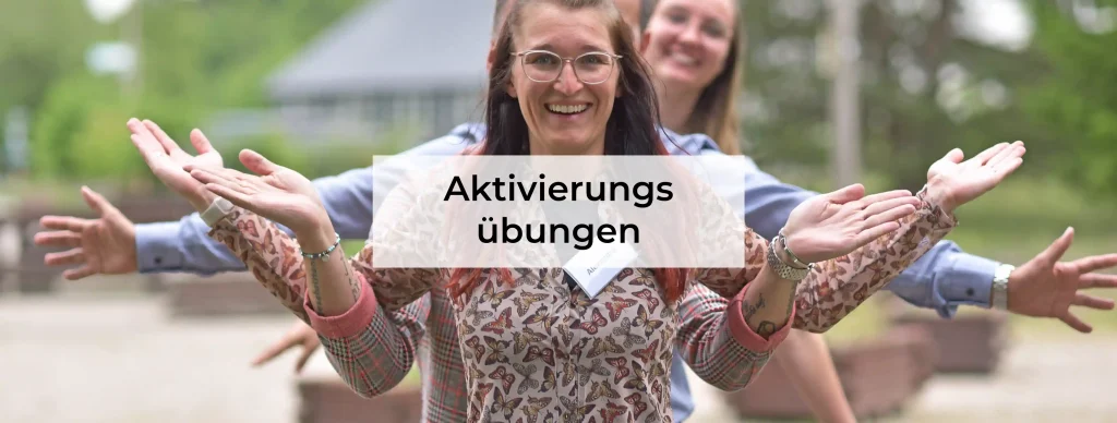 Beispiele für Aktivierungsübungen: Karten und Kosh Ball