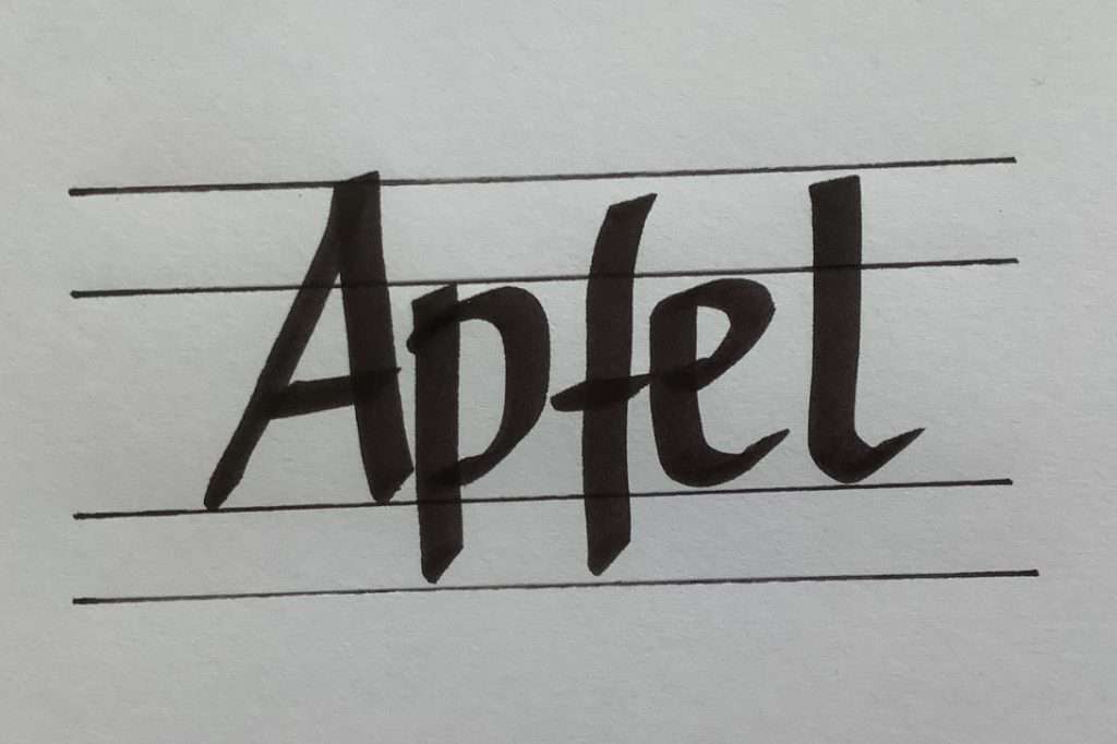 Auf dem Bild steht das Wort „Apfel“, das mit einem dicken, schwarzen Filzstift geschrieben wurde. Um das Wort herum verlaufen vier waagerechte Linien. Sie zeigen, wie hoch die Großbuchstaben und Kleinbuchstaben sind. Die Buchstaben sind gleichmäßig groß und gut lesbar. Sie stehen gerade in der Zeile. Das sorgt für ein klares Schriftbild. So kann man das Wort auch aus der Entfernung gut erkennen. Das Bild zeigt: Wenn Du Flipcharts gestalten willst, helfen Dir Linien dabei, sauber und ordentlich zu schreiben. Ein einheitliches Schriftbild macht Deinen Flipchart-Inhalt klarer und schöner.