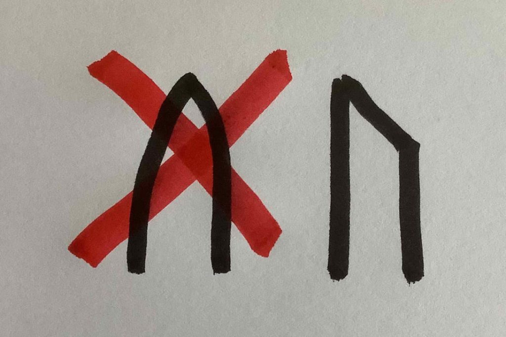 Auf dem Bild sind zwei schwarze Linienzeichnungen nebeneinander zu sehen. Links ist ein schwarzes Zeichen, das aussieht wie ein spitzes Dach. Es ist mit einem roten Kreuz durchgestrichen – das heißt: so soll es nicht aussehen. Rechts ist ein ähnliches Zeichen, aber mit geraden Linien und einem klaren Knick oben. Es ist nicht durchgestrichen – das heißt: so ist es richtig.
Das Bild zeigt, worauf man achten sollte, wenn man Flipcharts gestaltet – geeignete Stifte nutzen ist dabei wichtig.