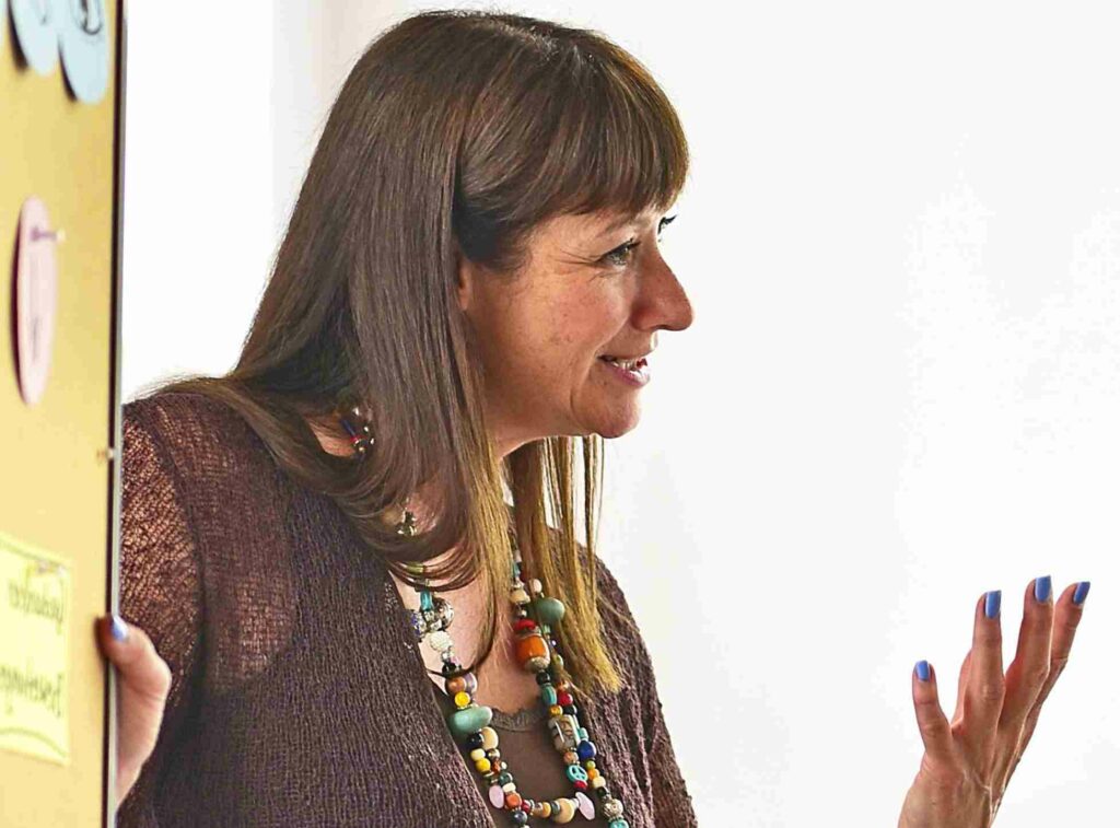 Trainerin Tanja Bakry präsentiert am Flipchart