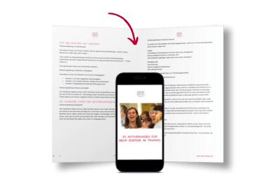 Grafik mit einem aufgeschlagenen Dokument und einem Smartphone davor. Das Dokument zeigt eine Sammlung von Übungen für Seminare und Workshops. Ein roter Pfeil weist vom Dokument auf das Smartphone. Auf dem Smartphone ist eine Seite mit dem Titel „33 Aktivierungsübungen für mehr Energie im Training“ zu sehen. Die Darstellung zeigt, dass die Übungen digital auf dem Smartphone genutzt werden können. Die Grafik steht für die Sammlung 33 Aktivierungsübungen/ Workshop Spiele und bietet praktische Ideen für abwechslungsreiche und aktivierende Seminare.