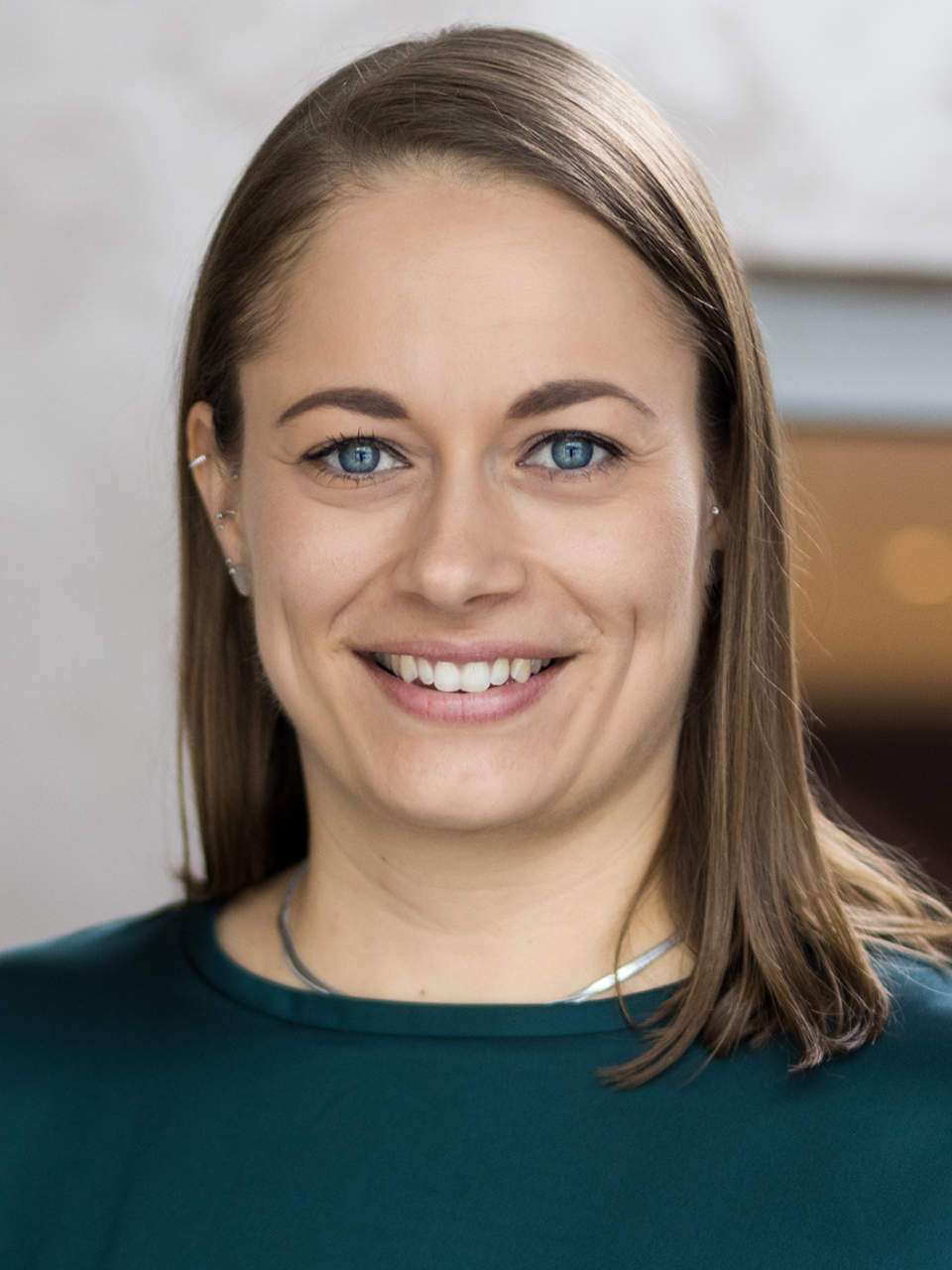 Das Bild zeigt eine junge Frau mit blauen Augen und schulterlangem Haar. Sie trägt ein blau-grünes Oberteil. Das Foto zeigt Anna Simon. Sie ist selbstständig als Coach, Beraterin und Trainerin, Führungskräfte-Trainerin, Resilienz und Stressbewältigung, Burnout Prävention, Zertifizierte Anwenderin der Positiven Psychologie
