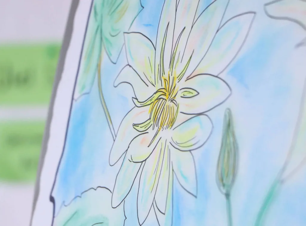 Nahaufnahme einer handgezeichneten Blüte mit großen, hellen Blütenblättern. Die Zeichnung ist mit zarten Farben wie Hellblau, Grün und Gelb gestaltet und wirkt leicht und freundlich. Im Hintergrund sind weitere gezeichnete Blätter und Blüten zu sehen. Das Bild steht für Wachstum, positive Entwicklung und das Entdecken eigener Stärken im Rahmen der Positive Psychologie Einführung